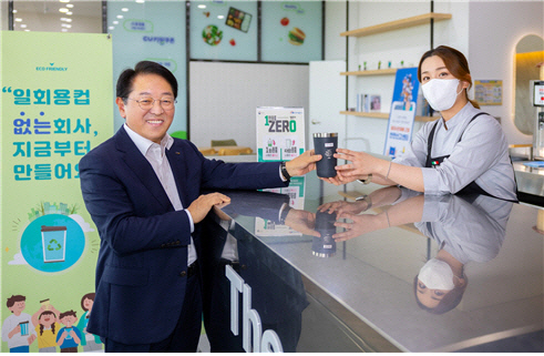 박형덕(왼쪽) 한국서부발전 사장은 19일 회사를 대표해 '일회용품 제로 챌린지'에 동참했다. 사진은 박사장이 사내 카페에서 자신의 텀블러에 음료를 받는 모습. <서부발전>